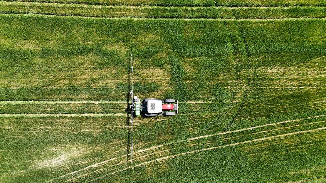 Protez kollarıyla diğer çiftçilere 30 yıldır taş çıkartıyor! Engelli çiftçinin azmi takdir topluyor 3